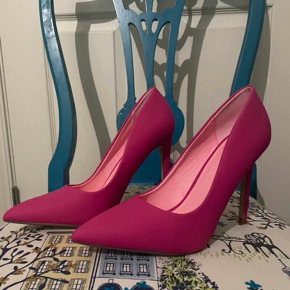 Women's pink pumps